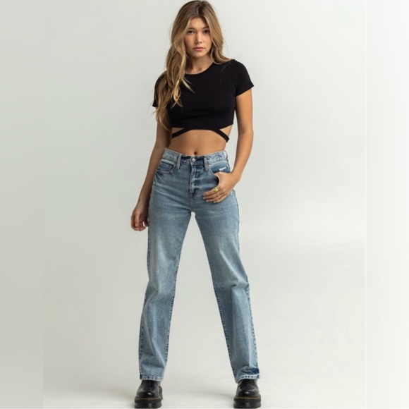 Tilly’s DESTINED Side Cut-Out Crop Tee - Picture 3 of 9